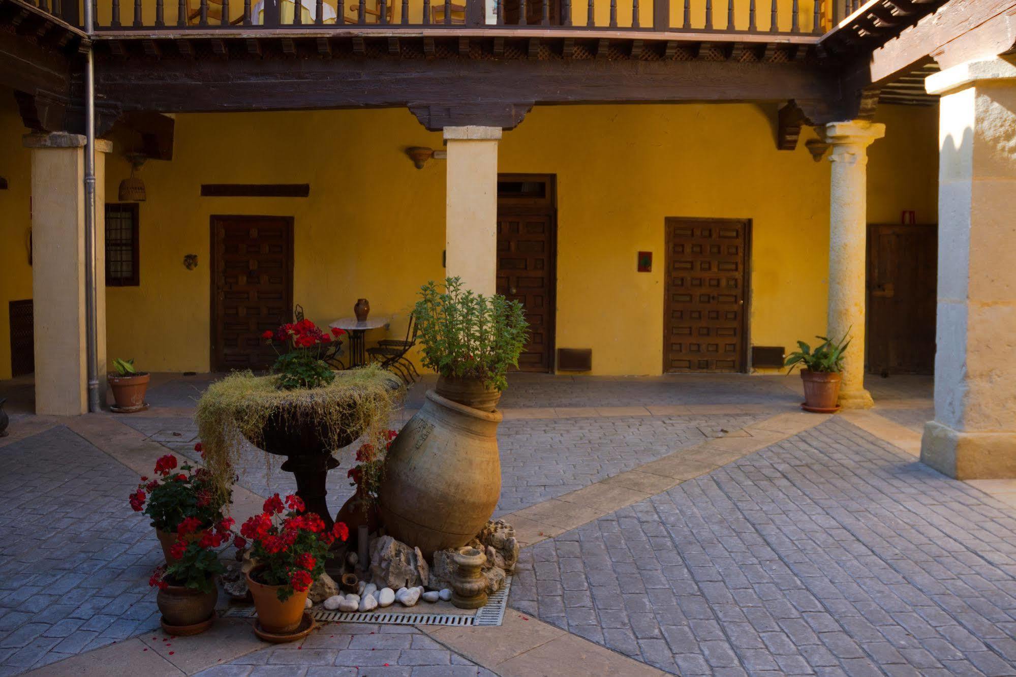 Casa Palacio Conde De Garcinarro Huete Exterior foto